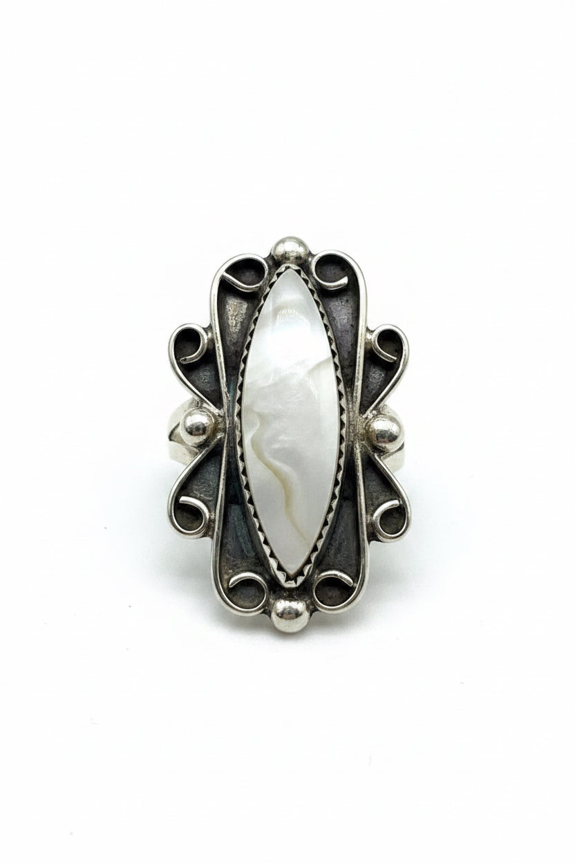 ESTATE: Sterling, Silver Mother of Pearl ring ￼